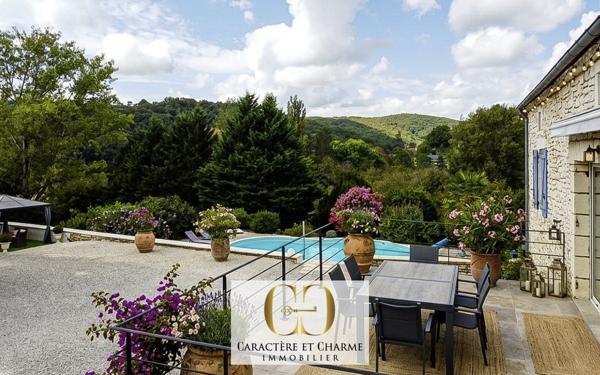 Sarlat-la-Canéda (24200) Sarlat. Propriété en pierre avec gîte et chambres d'hôtes - Piscine chauffée.