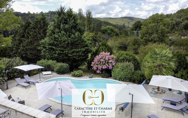 Sarlat-la-Canéda (24200) Sarlat. Propriété en pierre avec gîte et chambres d'hôtes - Piscine chauffée.