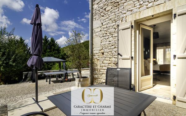 Sarlat-la-Canéda (24200) Sarlat. Propriété en pierre avec gîte et chambres d'hôtes - Piscine chauffée.