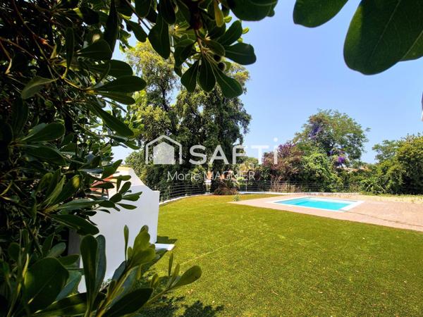 Rare sur le secteur, belle villa d'architecte vue mer entièrement rénovée  T7 de 266m2 - 5 chambres en suite, avec piscine,  parkings, sur un terrain de 1550m2 arboré et clôturé - ANTIBES proche commerces et plages