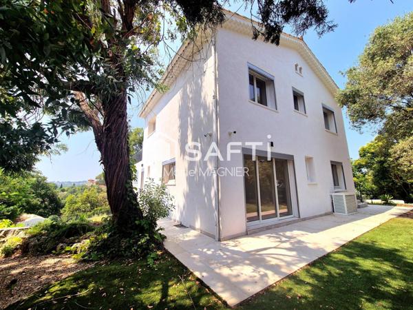 Rare sur le secteur, belle villa d'architecte vue mer entièrement rénovée  T7 de 266m2 - 5 chambres en suite, avec piscine,  parkings, sur un terrain de 1550m2 arboré et clôturé - ANTIBES proche commerces et plages