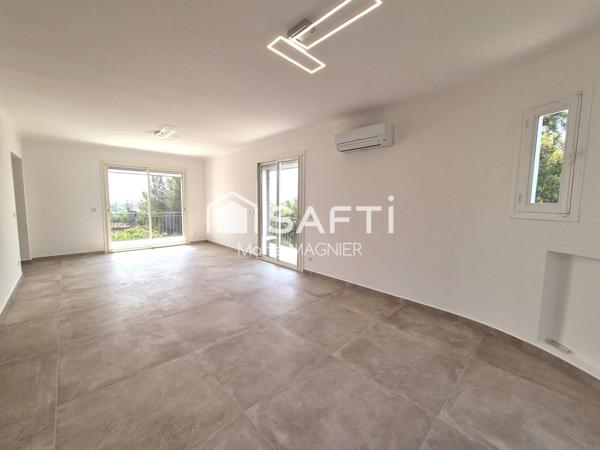 Rare sur le secteur, belle villa d'architecte vue mer entièrement rénovée  T7 de 266m2 - 5 chambres en suite, avec piscine,  parkings, sur un terrain de 1550m2 arboré et clôturé - ANTIBES proche commerces et plages