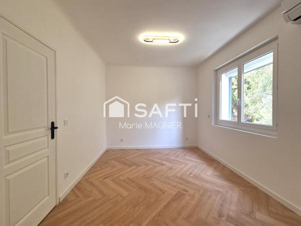 Rare sur le secteur, belle villa d'architecte vue mer entièrement rénovée  T7 de 266m2 - 5 chambres en suite, avec piscine,  parkings, sur un terrain de 1550m2 arboré et clôturé - ANTIBES proche commerces et plages