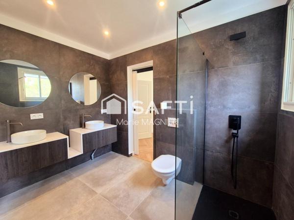 Rare sur le secteur, belle villa d'architecte vue mer entièrement rénovée  T7 de 266m2 - 5 chambres en suite, avec piscine,  parkings, sur un terrain de 1550m2 arboré et clôturé - ANTIBES proche commerces et plages