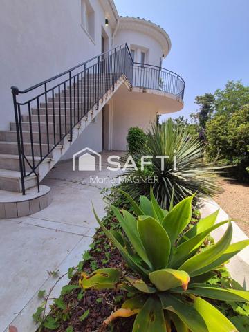 Rare sur le secteur, belle villa d'architecte vue mer entièrement rénovée  T7 de 266m2 - 5 chambres en suite, avec piscine,  parkings, sur un terrain de 1550m2 arboré et clôturé - ANTIBES proche commerces et plages
