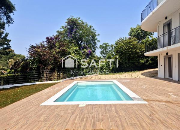 Rare sur le secteur, belle villa d'architecte vue mer entièrement rénovée  T7 de 266m2 - 5 chambres en suite, avec piscine,  parkings, sur un terrain de 1550m2 arboré et clôturé - ANTIBES proche commerces et plages