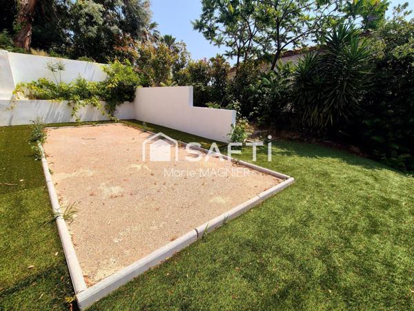 Rare sur le secteur, belle villa d'architecte vue mer entièrement rénovée  T7 de 266m2 - 5 chambres en suite, avec piscine,  parkings, sur un terrain de 1550m2 arboré et clôturé - ANTIBES proche commerces et plages