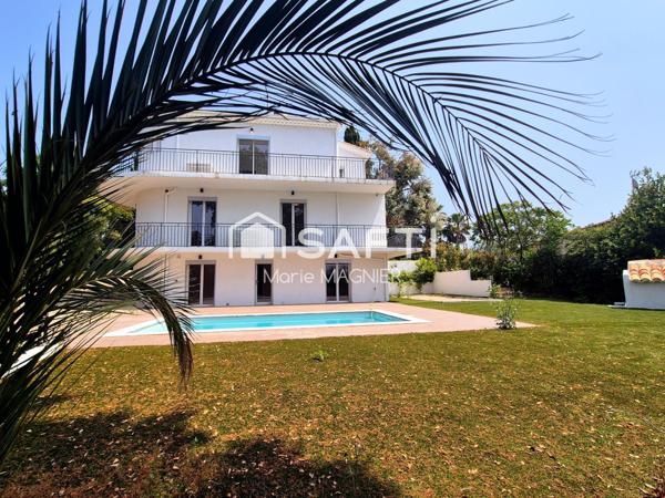 Rare sur le secteur, belle villa d'architecte vue mer entièrement rénovée  T7 de 266m2 - 5 chambres en suite, avec piscine,  parkings, sur un terrain de 1550m2 arboré et clôturé - ANTIBES proche commerces et plages