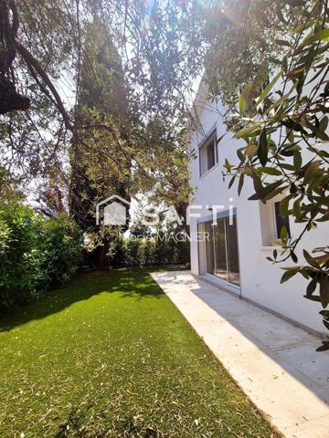 Rare sur le secteur, belle villa d'architecte vue mer entièrement rénovée  T7 de 266m2 - 5 chambres en suite, avec piscine,  parkings, sur un terrain de 1550m2 arboré et clôturé - ANTIBES proche commerces et plages