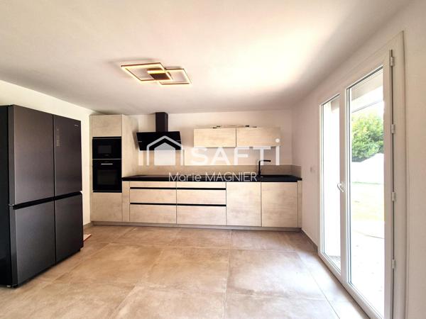 Rare sur le secteur, belle villa d'architecte vue mer entièrement rénovée  T7 de 266m2 - 5 chambres en suite, avec piscine,  parkings, sur un terrain de 1550m2 arboré et clôturé - ANTIBES proche commerces et plages