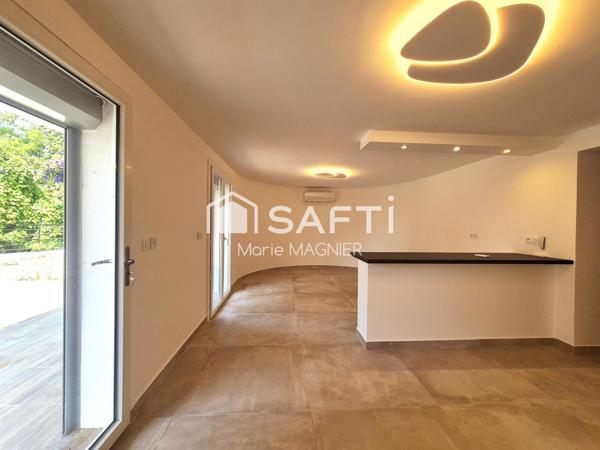 Rare sur le secteur, belle villa d'architecte vue mer entièrement rénovée  T7 de 266m2 - 5 chambres en suite, avec piscine,  parkings, sur un terrain de 1550m2 arboré et clôturé - ANTIBES proche commerces et plages