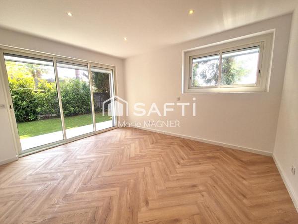 Rare sur le secteur, belle villa d'architecte vue mer entièrement rénovée  T7 de 266m2 - 5 chambres en suite, avec piscine,  parkings, sur un terrain de 1550m2 arboré et clôturé - ANTIBES proche commerces et plages