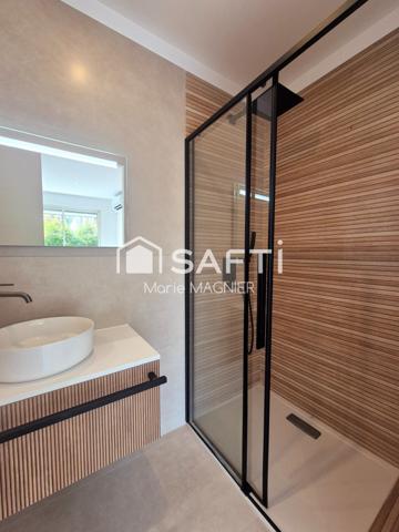 Rare sur le secteur, belle villa d'architecte vue mer entièrement rénovée  T7 de 266m2 - 5 chambres en suite, avec piscine,  parkings, sur un terrain de 1550m2 arboré et clôturé - ANTIBES proche commerces et plages