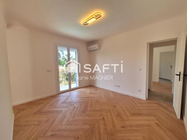 Rare sur le secteur, belle villa d'architecte vue mer entièrement rénovée  T7 de 266m2 - 5 chambres en suite, avec piscine,  parkings, sur un terrain de 1550m2 arboré et clôturé - ANTIBES proche commerces et plages