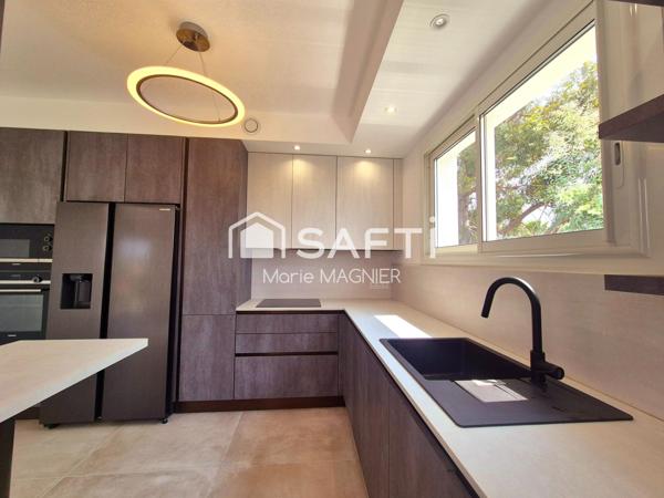 Rare sur le secteur, belle villa d'architecte vue mer entièrement rénovée  T7 de 266m2 - 5 chambres en suite, avec piscine,  parkings, sur un terrain de 1550m2 arboré et clôturé - ANTIBES proche commerces et plages