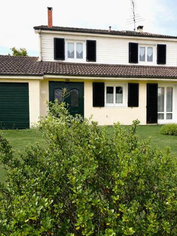 Vous recherchez une maison où il ne reste plus qu'à poser vos valises ? 

Laissez-vous séduire par cette maison de type Nymphéa, un modèle emblématique et très recherché au Mesnil-Saint-Denis, réputé pour ses volumes généreux, sa luminosité et son agencement idéal pour la vie de famille.

Développant 138 m² habitables, cette maison est implantée sur un terrain de 524 m², offrant un agréable jardin propice aux moments de détente, aux jeux des enfants et aux repas en extérieur.

Elle propose une belle pièce de vie de plus de 40 m², baignée de lumière, 3 chambres, dont une suite parentale avec sa salle de bains privative, ainsi que des combles aménagés offrant un espace supplémentaire modulable selon vos envies : grand dressing, bureau pour le télétravail, espace détente ou salle de jeux.

Une chambre en rez-de-chaussée faisant aujourd'hui office de bureau.

Côté confort, vous bénéficierez d'une salle d'eau entièrement refaite à neuf, alliant modernité et fonctionnalité. 

Un garage attenant avec cellier complète ce bien et offre un espace de rangement particulièrement appréciable au quotidien.

À l'extérieur, une agréable terrasse en bois prolonge les espaces de vie et invite à partager de précieux moments en famille ou entre amis, tout en profitant d'un jardin de 524 m², parfaitement adapté aux loisirs, au jardinage ou à l'aménagement d'un espace de détente, dans un environnement calme et verdoyant.

Classée DPE D, cette maison offre un excellent compromis entre confort et performance énergétique.

Idéalement située à proximité des écoles, des commerces, des transports et des espaces naturels, elle conjugue qualité de vie, praticité et potentiel d'évolution. 

Son architecture intemporelle, la qualité de sa construction et ses prestations en font une opportunité rare sur le marché du Mesnil-Saint-Denis.

Une maison familiale chaleureuse, lumineuse et parfaitement entretenue, prête à accueillir ses nouveaux propriétaires.

Un bien à découvrir sans tarder… Une visite s'impose !