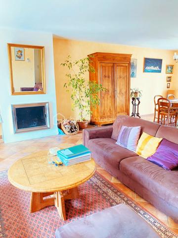 Vous recherchez une maison où il ne reste plus qu'à poser vos valises ? 

Laissez-vous séduire par cette maison de type Nymphéa, un modèle emblématique et très recherché au Mesnil-Saint-Denis, réputé pour ses volumes généreux, sa luminosité et son agencement idéal pour la vie de famille.

Développant 138 m² habitables, cette maison est implantée sur un terrain de 524 m², offrant un agréable jardin propice aux moments de détente, aux jeux des enfants et aux repas en extérieur.

Elle propose une belle pièce de vie de plus de 40 m², baignée de lumière, 3 chambres, dont une suite parentale avec sa salle de bains privative, ainsi que des combles aménagés offrant un espace supplémentaire modulable selon vos envies : grand dressing, bureau pour le télétravail, espace détente ou salle de jeux.

Une chambre en rez-de-chaussée faisant aujourd'hui office de bureau.

Côté confort, vous bénéficierez d'une salle d'eau entièrement refaite à neuf, alliant modernité et fonctionnalité. 

Un garage attenant avec cellier complète ce bien et offre un espace de rangement particulièrement appréciable au quotidien.

À l'extérieur, une agréable terrasse en bois prolonge les espaces de vie et invite à partager de précieux moments en famille ou entre amis, tout en profitant d'un jardin de 524 m², parfaitement adapté aux loisirs, au jardinage ou à l'aménagement d'un espace de détente, dans un environnement calme et verdoyant.

Classée DPE D, cette maison offre un excellent compromis entre confort et performance énergétique.

Idéalement située à proximité des écoles, des commerces, des transports et des espaces naturels, elle conjugue qualité de vie, praticité et potentiel d'évolution. 

Son architecture intemporelle, la qualité de sa construction et ses prestations en font une opportunité rare sur le marché du Mesnil-Saint-Denis.

Une maison familiale chaleureuse, lumineuse et parfaitement entretenue, prête à accueillir ses nouveaux propriétaires.

Un bien à découvrir sans tarder… Une visite s'impose !