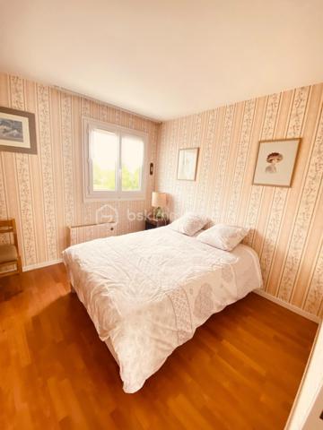 Vous recherchez une maison où il ne reste plus qu'à poser vos valises ? 

Laissez-vous séduire par cette maison de type Nymphéa, un modèle emblématique et très recherché au Mesnil-Saint-Denis, réputé pour ses volumes généreux, sa luminosité et son agencement idéal pour la vie de famille.

Développant 138 m² habitables, cette maison est implantée sur un terrain de 524 m², offrant un agréable jardin propice aux moments de détente, aux jeux des enfants et aux repas en extérieur.

Elle propose une belle pièce de vie de plus de 40 m², baignée de lumière, 3 chambres, dont une suite parentale avec sa salle de bains privative, ainsi que des combles aménagés offrant un espace supplémentaire modulable selon vos envies : grand dressing, bureau pour le télétravail, espace détente ou salle de jeux.

Une chambre en rez-de-chaussée faisant aujourd'hui office de bureau.

Côté confort, vous bénéficierez d'une salle d'eau entièrement refaite à neuf, alliant modernité et fonctionnalité. 

Un garage attenant avec cellier complète ce bien et offre un espace de rangement particulièrement appréciable au quotidien.

À l'extérieur, une agréable terrasse en bois prolonge les espaces de vie et invite à partager de précieux moments en famille ou entre amis, tout en profitant d'un jardin de 524 m², parfaitement adapté aux loisirs, au jardinage ou à l'aménagement d'un espace de détente, dans un environnement calme et verdoyant.

Classée DPE D, cette maison offre un excellent compromis entre confort et performance énergétique.

Idéalement située à proximité des écoles, des commerces, des transports et des espaces naturels, elle conjugue qualité de vie, praticité et potentiel d'évolution. 

Son architecture intemporelle, la qualité de sa construction et ses prestations en font une opportunité rare sur le marché du Mesnil-Saint-Denis.

Une maison familiale chaleureuse, lumineuse et parfaitement entretenue, prête à accueillir ses nouveaux propriétaires.

Un bien à découvrir sans tarder… Une visite s'impose !