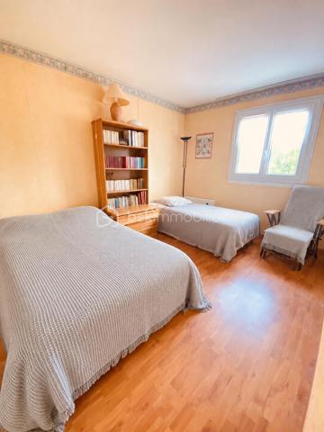 Vous recherchez une maison où il ne reste plus qu'à poser vos valises ? 

Laissez-vous séduire par cette maison de type Nymphéa, un modèle emblématique et très recherché au Mesnil-Saint-Denis, réputé pour ses volumes généreux, sa luminosité et son agencement idéal pour la vie de famille.

Développant 138 m² habitables, cette maison est implantée sur un terrain de 524 m², offrant un agréable jardin propice aux moments de détente, aux jeux des enfants et aux repas en extérieur.

Elle propose une belle pièce de vie de plus de 40 m², baignée de lumière, 3 chambres, dont une suite parentale avec sa salle de bains privative, ainsi que des combles aménagés offrant un espace supplémentaire modulable selon vos envies : grand dressing, bureau pour le télétravail, espace détente ou salle de jeux.

Une chambre en rez-de-chaussée faisant aujourd'hui office de bureau.

Côté confort, vous bénéficierez d'une salle d'eau entièrement refaite à neuf, alliant modernité et fonctionnalité. 

Un garage attenant avec cellier complète ce bien et offre un espace de rangement particulièrement appréciable au quotidien.

À l'extérieur, une agréable terrasse en bois prolonge les espaces de vie et invite à partager de précieux moments en famille ou entre amis, tout en profitant d'un jardin de 524 m², parfaitement adapté aux loisirs, au jardinage ou à l'aménagement d'un espace de détente, dans un environnement calme et verdoyant.

Classée DPE D, cette maison offre un excellent compromis entre confort et performance énergétique.

Idéalement située à proximité des écoles, des commerces, des transports et des espaces naturels, elle conjugue qualité de vie, praticité et potentiel d'évolution. 

Son architecture intemporelle, la qualité de sa construction et ses prestations en font une opportunité rare sur le marché du Mesnil-Saint-Denis.

Une maison familiale chaleureuse, lumineuse et parfaitement entretenue, prête à accueillir ses nouveaux propriétaires.

Un bien à découvrir sans tarder… Une visite s'impose !
