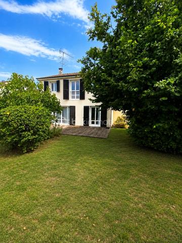 Vous recherchez une maison où il ne reste plus qu'à poser vos valises ? 

Laissez-vous séduire par cette maison de type Nymphéa, un modèle emblématique et très recherché au Mesnil-Saint-Denis, réputé pour ses volumes généreux, sa luminosité et son agencement idéal pour la vie de famille.

Développant 138 m² habitables, cette maison est implantée sur un terrain de 524 m², offrant un agréable jardin propice aux moments de détente, aux jeux des enfants et aux repas en extérieur.

Elle propose une belle pièce de vie de plus de 40 m², baignée de lumière, 3 chambres, dont une suite parentale avec sa salle de bains privative, ainsi que des combles aménagés offrant un espace supplémentaire modulable selon vos envies : grand dressing, bureau pour le télétravail, espace détente ou salle de jeux.

Une chambre en rez-de-chaussée faisant aujourd'hui office de bureau.

Côté confort, vous bénéficierez d'une salle d'eau entièrement refaite à neuf, alliant modernité et fonctionnalité. 

Un garage attenant avec cellier complète ce bien et offre un espace de rangement particulièrement appréciable au quotidien.

À l'extérieur, une agréable terrasse en bois prolonge les espaces de vie et invite à partager de précieux moments en famille ou entre amis, tout en profitant d'un jardin de 524 m², parfaitement adapté aux loisirs, au jardinage ou à l'aménagement d'un espace de détente, dans un environnement calme et verdoyant.

Classée DPE D, cette maison offre un excellent compromis entre confort et performance énergétique.

Idéalement située à proximité des écoles, des commerces, des transports et des espaces naturels, elle conjugue qualité de vie, praticité et potentiel d'évolution. 

Son architecture intemporelle, la qualité de sa construction et ses prestations en font une opportunité rare sur le marché du Mesnil-Saint-Denis.

Une maison familiale chaleureuse, lumineuse et parfaitement entretenue, prête à accueillir ses nouveaux propriétaires.

Un bien à découvrir sans tarder… Une visite s'impose !