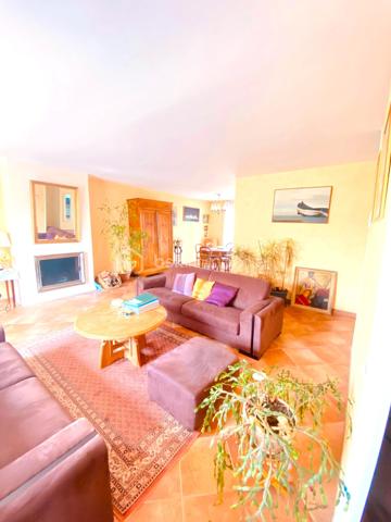 Vous recherchez une maison où il ne reste plus qu'à poser vos valises ? 

Laissez-vous séduire par cette maison de type Nymphéa, un modèle emblématique et très recherché au Mesnil-Saint-Denis, réputé pour ses volumes généreux, sa luminosité et son agencement idéal pour la vie de famille.

Développant 138 m² habitables, cette maison est implantée sur un terrain de 524 m², offrant un agréable jardin propice aux moments de détente, aux jeux des enfants et aux repas en extérieur.

Elle propose une belle pièce de vie de plus de 40 m², baignée de lumière, 3 chambres, dont une suite parentale avec sa salle de bains privative, ainsi que des combles aménagés offrant un espace supplémentaire modulable selon vos envies : grand dressing, bureau pour le télétravail, espace détente ou salle de jeux.

Une chambre en rez-de-chaussée faisant aujourd'hui office de bureau.

Côté confort, vous bénéficierez d'une salle d'eau entièrement refaite à neuf, alliant modernité et fonctionnalité. 

Un garage attenant avec cellier complète ce bien et offre un espace de rangement particulièrement appréciable au quotidien.

À l'extérieur, une agréable terrasse en bois prolonge les espaces de vie et invite à partager de précieux moments en famille ou entre amis, tout en profitant d'un jardin de 524 m², parfaitement adapté aux loisirs, au jardinage ou à l'aménagement d'un espace de détente, dans un environnement calme et verdoyant.

Classée DPE D, cette maison offre un excellent compromis entre confort et performance énergétique.

Idéalement située à proximité des écoles, des commerces, des transports et des espaces naturels, elle conjugue qualité de vie, praticité et potentiel d'évolution. 

Son architecture intemporelle, la qualité de sa construction et ses prestations en font une opportunité rare sur le marché du Mesnil-Saint-Denis.

Une maison familiale chaleureuse, lumineuse et parfaitement entretenue, prête à accueillir ses nouveaux propriétaires.

Un bien à découvrir sans tarder… Une visite s'impose !