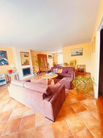 Vous recherchez une maison où il ne reste plus qu'à poser vos valises ? 

Laissez-vous séduire par cette maison de type Nymphéa, un modèle emblématique et très recherché au Mesnil-Saint-Denis, réputé pour ses volumes généreux, sa luminosité et son agencement idéal pour la vie de famille.

Développant 138 m² habitables, cette maison est implantée sur un terrain de 524 m², offrant un agréable jardin propice aux moments de détente, aux jeux des enfants et aux repas en extérieur.

Elle propose une belle pièce de vie de plus de 40 m², baignée de lumière, 3 chambres, dont une suite parentale avec sa salle de bains privative, ainsi que des combles aménagés offrant un espace supplémentaire modulable selon vos envies : grand dressing, bureau pour le télétravail, espace détente ou salle de jeux.

Une chambre en rez-de-chaussée faisant aujourd'hui office de bureau.

Côté confort, vous bénéficierez d'une salle d'eau entièrement refaite à neuf, alliant modernité et fonctionnalité. 

Un garage attenant avec cellier complète ce bien et offre un espace de rangement particulièrement appréciable au quotidien.

À l'extérieur, une agréable terrasse en bois prolonge les espaces de vie et invite à partager de précieux moments en famille ou entre amis, tout en profitant d'un jardin de 524 m², parfaitement adapté aux loisirs, au jardinage ou à l'aménagement d'un espace de détente, dans un environnement calme et verdoyant.

Classée DPE D, cette maison offre un excellent compromis entre confort et performance énergétique.

Idéalement située à proximité des écoles, des commerces, des transports et des espaces naturels, elle conjugue qualité de vie, praticité et potentiel d'évolution. 

Son architecture intemporelle, la qualité de sa construction et ses prestations en font une opportunité rare sur le marché du Mesnil-Saint-Denis.

Une maison familiale chaleureuse, lumineuse et parfaitement entretenue, prête à accueillir ses nouveaux propriétaires.

Un bien à découvrir sans tarder… Une visite s'impose !