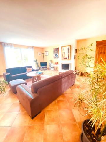 Vous recherchez une maison où il ne reste plus qu'à poser vos valises ? 

Laissez-vous séduire par cette maison de type Nymphéa, un modèle emblématique et très recherché au Mesnil-Saint-Denis, réputé pour ses volumes généreux, sa luminosité et son agencement idéal pour la vie de famille.

Développant 138 m² habitables, cette maison est implantée sur un terrain de 524 m², offrant un agréable jardin propice aux moments de détente, aux jeux des enfants et aux repas en extérieur.

Elle propose une belle pièce de vie de plus de 40 m², baignée de lumière, 3 chambres, dont une suite parentale avec sa salle de bains privative, ainsi que des combles aménagés offrant un espace supplémentaire modulable selon vos envies : grand dressing, bureau pour le télétravail, espace détente ou salle de jeux.

Une chambre en rez-de-chaussée faisant aujourd'hui office de bureau.

Côté confort, vous bénéficierez d'une salle d'eau entièrement refaite à neuf, alliant modernité et fonctionnalité. 

Un garage attenant avec cellier complète ce bien et offre un espace de rangement particulièrement appréciable au quotidien.

À l'extérieur, une agréable terrasse en bois prolonge les espaces de vie et invite à partager de précieux moments en famille ou entre amis, tout en profitant d'un jardin de 524 m², parfaitement adapté aux loisirs, au jardinage ou à l'aménagement d'un espace de détente, dans un environnement calme et verdoyant.

Classée DPE D, cette maison offre un excellent compromis entre confort et performance énergétique.

Idéalement située à proximité des écoles, des commerces, des transports et des espaces naturels, elle conjugue qualité de vie, praticité et potentiel d'évolution. 

Son architecture intemporelle, la qualité de sa construction et ses prestations en font une opportunité rare sur le marché du Mesnil-Saint-Denis.

Une maison familiale chaleureuse, lumineuse et parfaitement entretenue, prête à accueillir ses nouveaux propriétaires.

Un bien à découvrir sans tarder… Une visite s'impose !