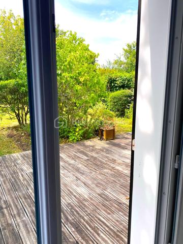 Vous recherchez une maison où il ne reste plus qu'à poser vos valises ? 

Laissez-vous séduire par cette maison de type Nymphéa, un modèle emblématique et très recherché au Mesnil-Saint-Denis, réputé pour ses volumes généreux, sa luminosité et son agencement idéal pour la vie de famille.

Développant 138 m² habitables, cette maison est implantée sur un terrain de 524 m², offrant un agréable jardin propice aux moments de détente, aux jeux des enfants et aux repas en extérieur.

Elle propose une belle pièce de vie de plus de 40 m², baignée de lumière, 3 chambres, dont une suite parentale avec sa salle de bains privative, ainsi que des combles aménagés offrant un espace supplémentaire modulable selon vos envies : grand dressing, bureau pour le télétravail, espace détente ou salle de jeux.

Une chambre en rez-de-chaussée faisant aujourd'hui office de bureau.

Côté confort, vous bénéficierez d'une salle d'eau entièrement refaite à neuf, alliant modernité et fonctionnalité. 

Un garage attenant avec cellier complète ce bien et offre un espace de rangement particulièrement appréciable au quotidien.

À l'extérieur, une agréable terrasse en bois prolonge les espaces de vie et invite à partager de précieux moments en famille ou entre amis, tout en profitant d'un jardin de 524 m², parfaitement adapté aux loisirs, au jardinage ou à l'aménagement d'un espace de détente, dans un environnement calme et verdoyant.

Classée DPE D, cette maison offre un excellent compromis entre confort et performance énergétique.

Idéalement située à proximité des écoles, des commerces, des transports et des espaces naturels, elle conjugue qualité de vie, praticité et potentiel d'évolution. 

Son architecture intemporelle, la qualité de sa construction et ses prestations en font une opportunité rare sur le marché du Mesnil-Saint-Denis.

Une maison familiale chaleureuse, lumineuse et parfaitement entretenue, prête à accueillir ses nouveaux propriétaires.

Un bien à découvrir sans tarder… Une visite s'impose !