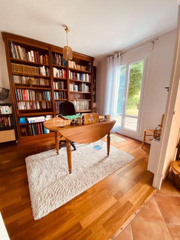 Vous recherchez une maison où il ne reste plus qu'à poser vos valises ? 

Laissez-vous séduire par cette maison de type Nymphéa, un modèle emblématique et très recherché au Mesnil-Saint-Denis, réputé pour ses volumes généreux, sa luminosité et son agencement idéal pour la vie de famille.

Développant 138 m² habitables, cette maison est implantée sur un terrain de 524 m², offrant un agréable jardin propice aux moments de détente, aux jeux des enfants et aux repas en extérieur.

Elle propose une belle pièce de vie de plus de 40 m², baignée de lumière, 3 chambres, dont une suite parentale avec sa salle de bains privative, ainsi que des combles aménagés offrant un espace supplémentaire modulable selon vos envies : grand dressing, bureau pour le télétravail, espace détente ou salle de jeux.

Une chambre en rez-de-chaussée faisant aujourd'hui office de bureau.

Côté confort, vous bénéficierez d'une salle d'eau entièrement refaite à neuf, alliant modernité et fonctionnalité. 

Un garage attenant avec cellier complète ce bien et offre un espace de rangement particulièrement appréciable au quotidien.

À l'extérieur, une agréable terrasse en bois prolonge les espaces de vie et invite à partager de précieux moments en famille ou entre amis, tout en profitant d'un jardin de 524 m², parfaitement adapté aux loisirs, au jardinage ou à l'aménagement d'un espace de détente, dans un environnement calme et verdoyant.

Classée DPE D, cette maison offre un excellent compromis entre confort et performance énergétique.

Idéalement située à proximité des écoles, des commerces, des transports et des espaces naturels, elle conjugue qualité de vie, praticité et potentiel d'évolution. 

Son architecture intemporelle, la qualité de sa construction et ses prestations en font une opportunité rare sur le marché du Mesnil-Saint-Denis.

Une maison familiale chaleureuse, lumineuse et parfaitement entretenue, prête à accueillir ses nouveaux propriétaires.

Un bien à découvrir sans tarder… Une visite s'impose !