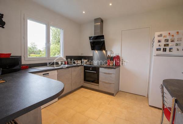 Vous recherchez une maison où il ne reste plus qu'à poser vos valises ? 

Laissez-vous séduire par cette maison de type Nymphéa, un modèle emblématique et très recherché au Mesnil-Saint-Denis, réputé pour ses volumes généreux, sa luminosité et son agencement idéal pour la vie de famille.

Développant 138 m² habitables, cette maison est implantée sur un terrain de 524 m², offrant un agréable jardin propice aux moments de détente, aux jeux des enfants et aux repas en extérieur.

Elle propose une belle pièce de vie de plus de 40 m², baignée de lumière, 3 chambres, dont une suite parentale avec sa salle de bains privative, ainsi que des combles aménagés offrant un espace supplémentaire modulable selon vos envies : grand dressing, bureau pour le télétravail, espace détente ou salle de jeux.

Une chambre en rez-de-chaussée faisant aujourd'hui office de bureau.

Côté confort, vous bénéficierez d'une salle d'eau entièrement refaite à neuf, alliant modernité et fonctionnalité. 

Un garage attenant avec cellier complète ce bien et offre un espace de rangement particulièrement appréciable au quotidien.

À l'extérieur, une agréable terrasse en bois prolonge les espaces de vie et invite à partager de précieux moments en famille ou entre amis, tout en profitant d'un jardin de 524 m², parfaitement adapté aux loisirs, au jardinage ou à l'aménagement d'un espace de détente, dans un environnement calme et verdoyant.

Classée DPE D, cette maison offre un excellent compromis entre confort et performance énergétique.

Idéalement située à proximité des écoles, des commerces, des transports et des espaces naturels, elle conjugue qualité de vie, praticité et potentiel d'évolution. 

Son architecture intemporelle, la qualité de sa construction et ses prestations en font une opportunité rare sur le marché du Mesnil-Saint-Denis.

Une maison familiale chaleureuse, lumineuse et parfaitement entretenue, prête à accueillir ses nouveaux propriétaires.

Un bien à découvrir sans tarder… Une visite s'impose !