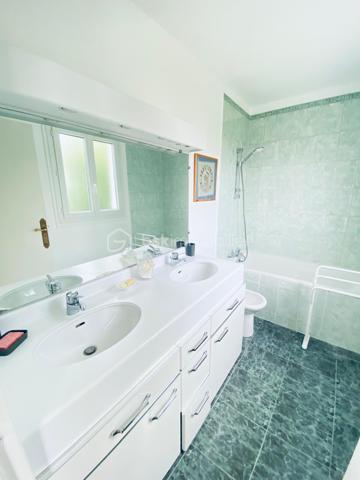 Vous recherchez une maison où il ne reste plus qu'à poser vos valises ? 

Laissez-vous séduire par cette maison de type Nymphéa, un modèle emblématique et très recherché au Mesnil-Saint-Denis, réputé pour ses volumes généreux, sa luminosité et son agencement idéal pour la vie de famille.

Développant 138 m² habitables, cette maison est implantée sur un terrain de 524 m², offrant un agréable jardin propice aux moments de détente, aux jeux des enfants et aux repas en extérieur.

Elle propose une belle pièce de vie de plus de 40 m², baignée de lumière, 3 chambres, dont une suite parentale avec sa salle de bains privative, ainsi que des combles aménagés offrant un espace supplémentaire modulable selon vos envies : grand dressing, bureau pour le télétravail, espace détente ou salle de jeux.

Une chambre en rez-de-chaussée faisant aujourd'hui office de bureau.

Côté confort, vous bénéficierez d'une salle d'eau entièrement refaite à neuf, alliant modernité et fonctionnalité. 

Un garage attenant avec cellier complète ce bien et offre un espace de rangement particulièrement appréciable au quotidien.

À l'extérieur, une agréable terrasse en bois prolonge les espaces de vie et invite à partager de précieux moments en famille ou entre amis, tout en profitant d'un jardin de 524 m², parfaitement adapté aux loisirs, au jardinage ou à l'aménagement d'un espace de détente, dans un environnement calme et verdoyant.

Classée DPE D, cette maison offre un excellent compromis entre confort et performance énergétique.

Idéalement située à proximité des écoles, des commerces, des transports et des espaces naturels, elle conjugue qualité de vie, praticité et potentiel d'évolution. 

Son architecture intemporelle, la qualité de sa construction et ses prestations en font une opportunité rare sur le marché du Mesnil-Saint-Denis.

Une maison familiale chaleureuse, lumineuse et parfaitement entretenue, prête à accueillir ses nouveaux propriétaires.

Un bien à découvrir sans tarder… Une visite s'impose !
