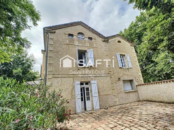 Propriété privée avec maison de maître du XVI ème et nombreuses dépendances