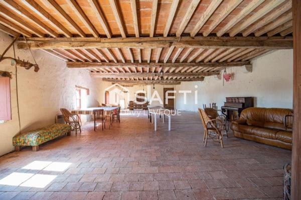 Propriété privée avec maison de maître du XVI ème et nombreuses dépendances