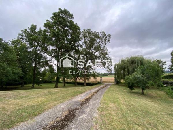 Propriété privée avec maison de maître du XVI ème et nombreuses dépendances