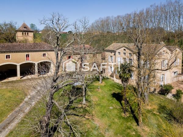 Propriété privée avec maison de maître du XVI ème et nombreuses dépendances