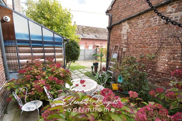 Maison de ville 7 pièces, jardin et dépendance, esprit cottage anglais à LE NOUVION EN THIERACHE (02)