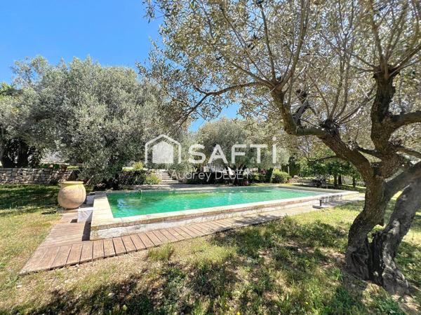 Sanary-sur-Mer – Propriété de Caractère dans un Écrin de Verdure