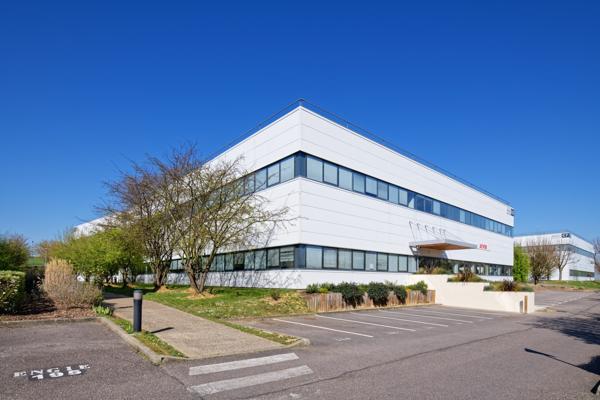 Locaux d'activité à louer Cergy parkings extérieurs et crèche sur site