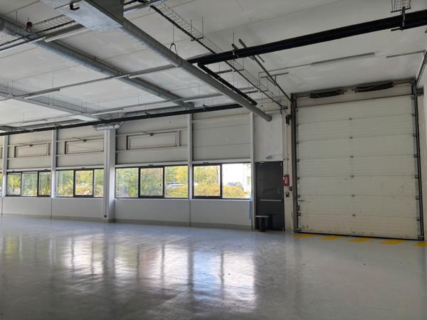 Locaux d'activité à louer Cergy parkings extérieurs et crèche sur site