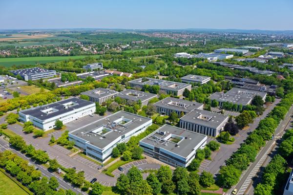 Locaux d'activité à louer Cergy parkings extérieurs et crèche sur site