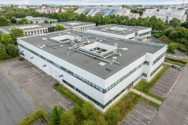Locaux d'activité à louer Cergy parkings extérieurs et crèche sur site