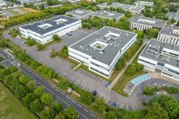 Locaux d'activité à louer Cergy parkings extérieurs et crèche sur site