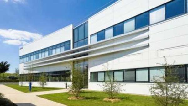 Locaux d'activité à louer Cergy parkings extérieurs et crèche sur site