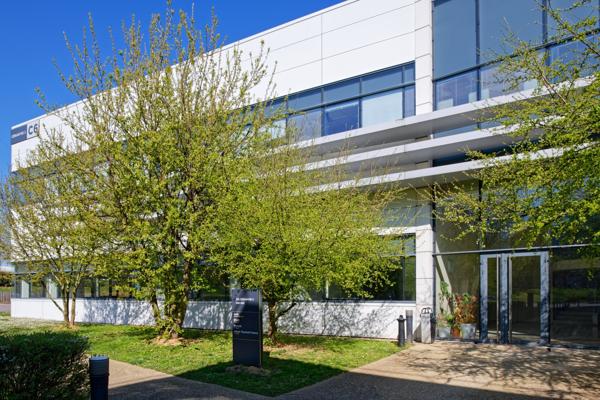 Locaux d'activité à louer Cergy parkings extérieurs et crèche sur site