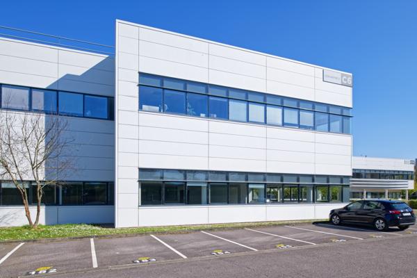 Locaux d'activité à louer Cergy parkings extérieurs et crèche sur site