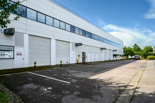 Locaux d'activité à louer Cergy parkings extérieurs et crèche sur site
