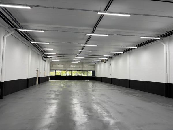 Locaux d'activité à louer Cergy parkings extérieurs et crèche sur site