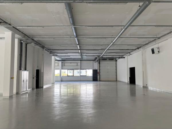 Locaux d'activité à louer Cergy parkings extérieurs et crèche sur site