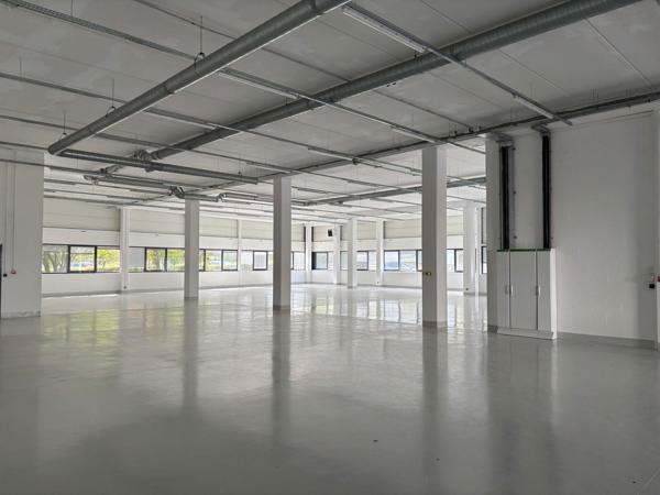 Locaux d'activité à louer Cergy parkings extérieurs et crèche sur site