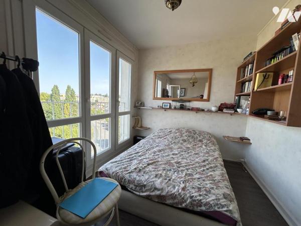 A VENDRE - APPARTEMENT TYPE 3 DERNIER ETAGE - LAVAL 